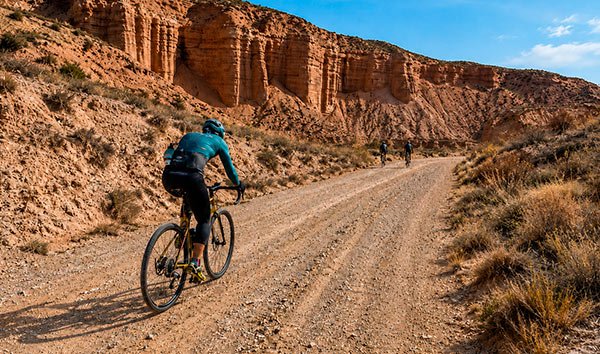Cyclist with a gravel bike through Gorafe Canyon