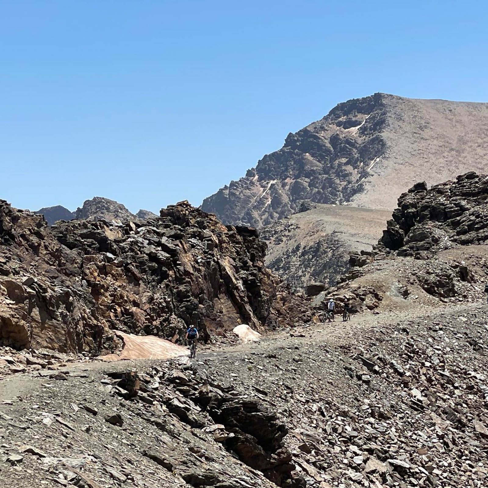 sierra nevada con ciclista por la pista